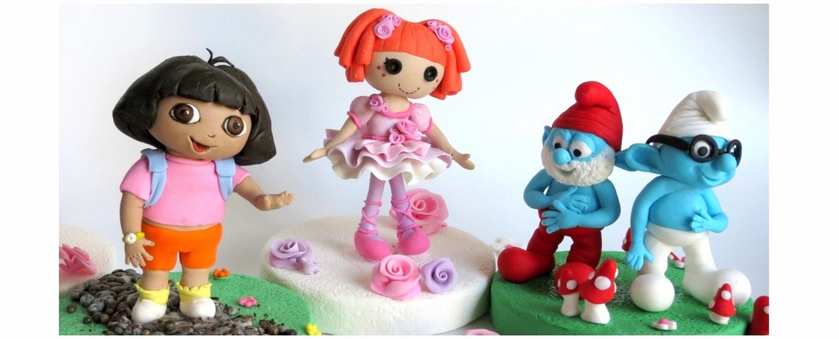 דמויות מפוסלות בבצק סוכר