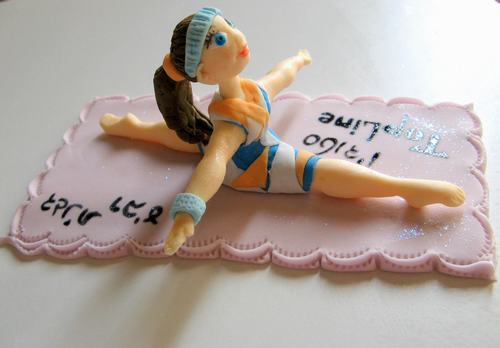 דמות של מתעמלת מבצק סוכר