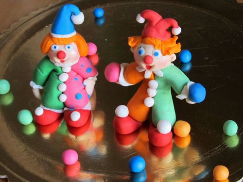 דמויות מפוסלות מבצק סוכר לפורים