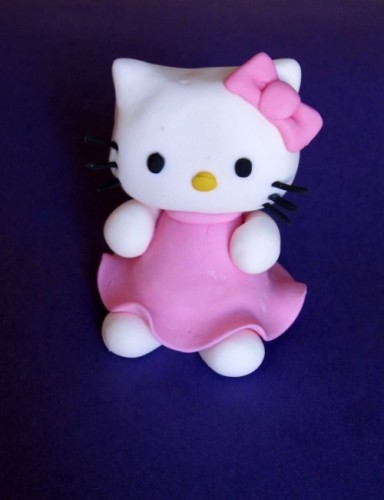 דמות של קיטי מבצק סוכר