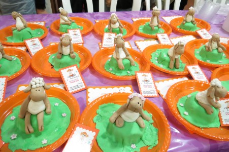 פיסול הכבשה ניקי מבצק סוכר