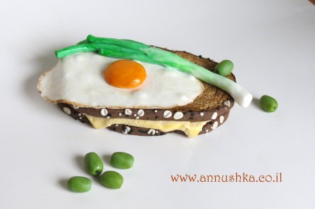 סנדביץ' עם ביצת עין מבצק סוכר